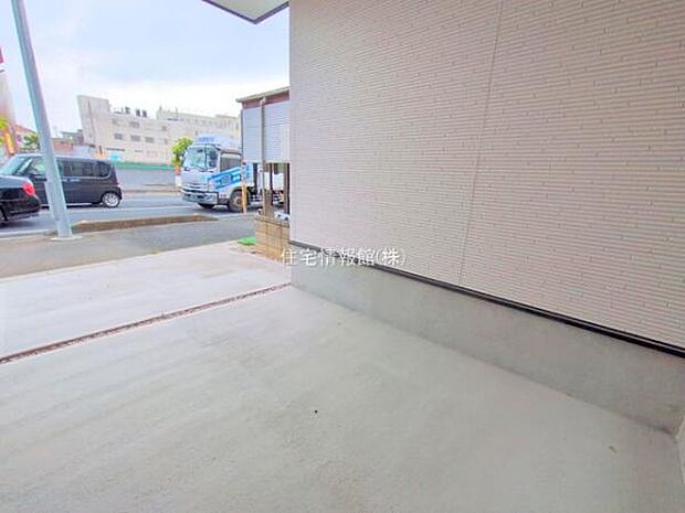 前面道路を含めた現地写真です。