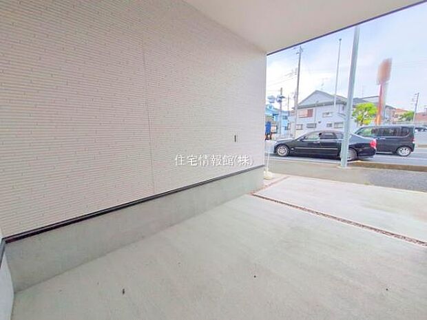 前面道路を含めた現地写真です。