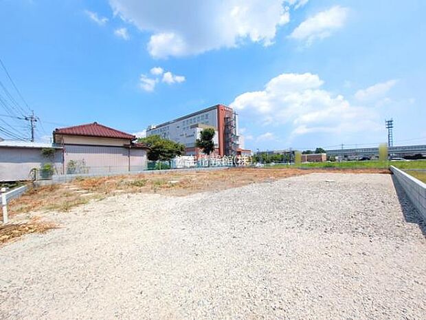 前面道路を含めた現地写真です。