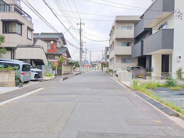 前面道路を含めた現地写真です。