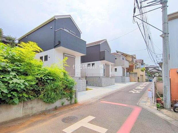 前面道路を含めた現地写真です。