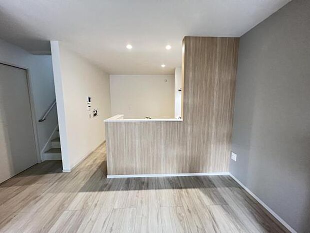 お食事中もキッチンと会話が楽しめるダイニングスペース。