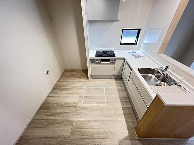 作業スペースが広く家事動線をゆったりと確保できるキッチンです。