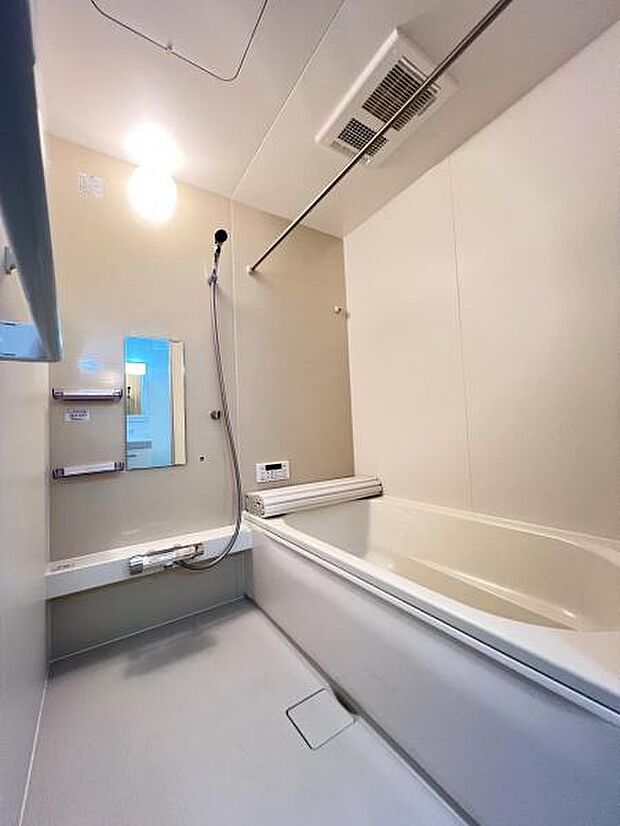 お洗濯にも重宝する浴室乾燥機付き。寒い時期もいつも温かいお湯に浸かれる追い焚き機能付きです。