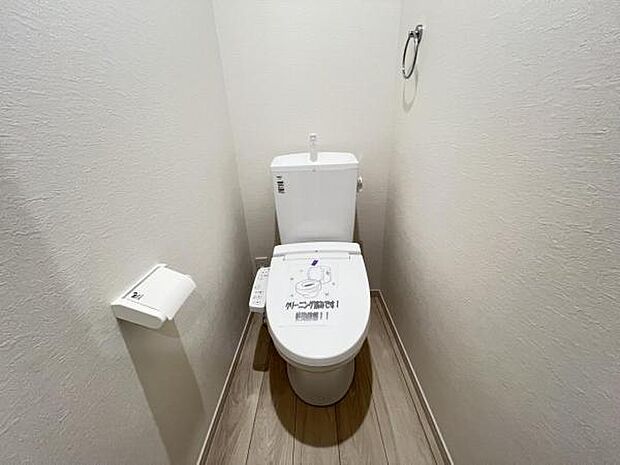 シャワー洗浄機能付のトイレは、清潔感が印象的な空間ですね。