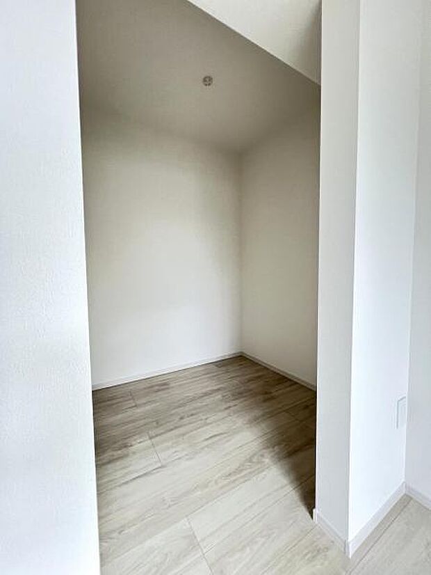 ウォークインクローゼットがあり収納スペースも豊富。季節物もスッキリ片付きそうです。