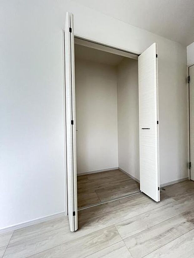 いつでもお部屋をスッキリお使い頂ける収納スペースを設置。