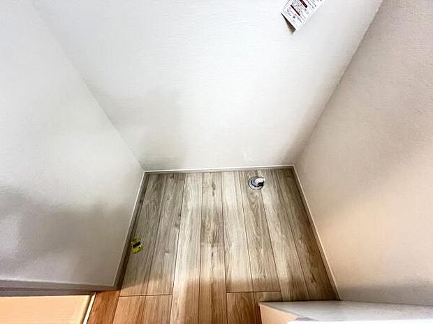 独立洗面台の横にはランドリースペースがございます。