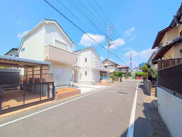 前面道路を含めた現地写真です。