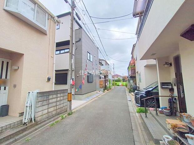 前面道路を含めた現地写真です。