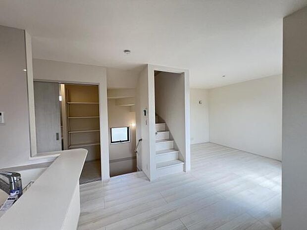 家族団らんの場所としてゆったりと居心地の良いリビングです。