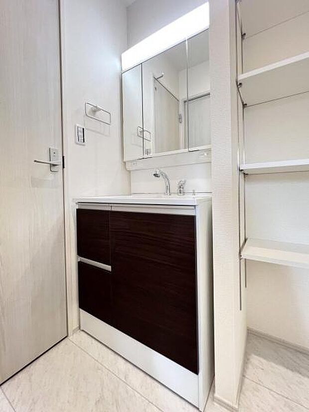 洗面化粧台です。朝の身支度から1日が始まります。