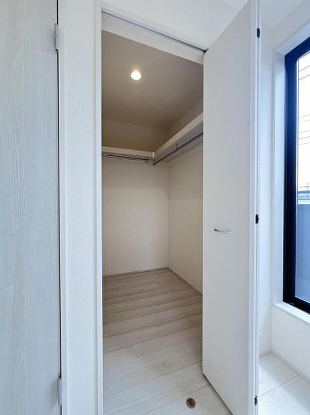 ウォークインクローゼットがあり収納スペースも豊富。季節物もスッキリ片付きそうです。