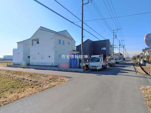 前面道路を含めた現地写真です。