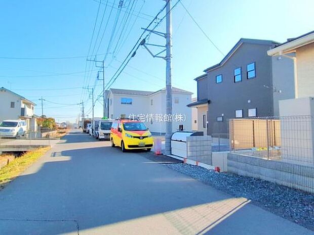 前面道路を含めた現地写真です。