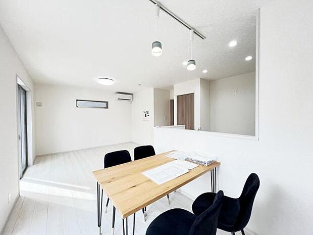 ご家族の温かい時間を演出するダイニングスペースです。