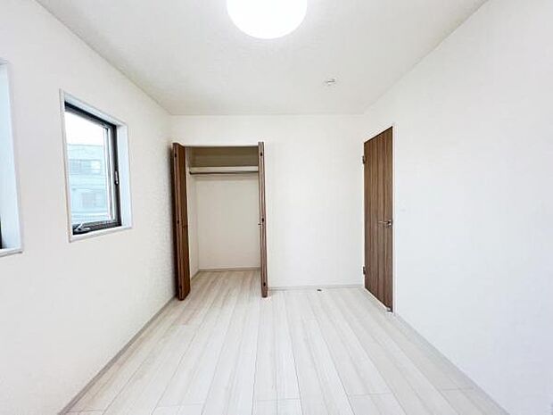 明るい広々とした主寝室でご家族ゆっくりお休みになれますね。