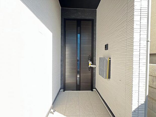 雨天時の荷物搬入に便利な玄関ポーチ付きです。