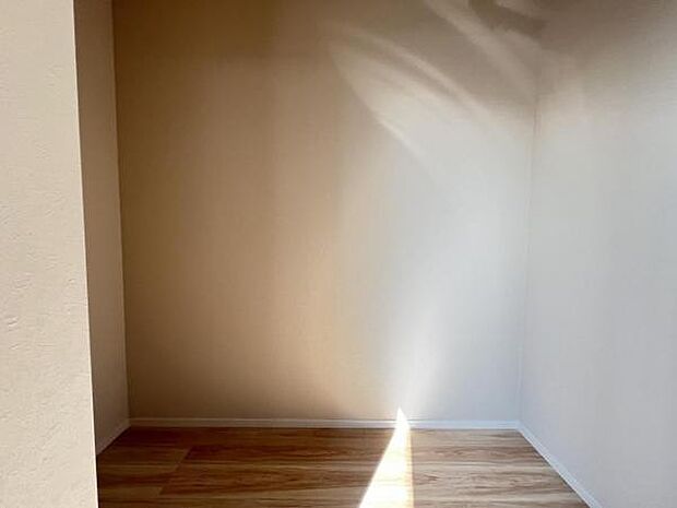 ウォークインクローゼットがあり収納スペースも豊富。季節物もスッキリ片付きそうです。