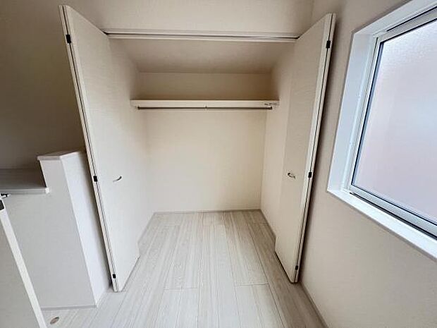 いつでもお部屋をスッキリお使い頂ける収納スペースを設置。