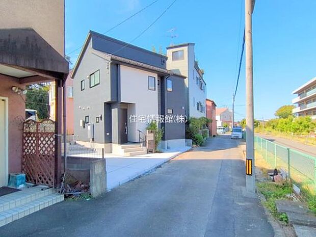 前面道路を含めた現地写真です。