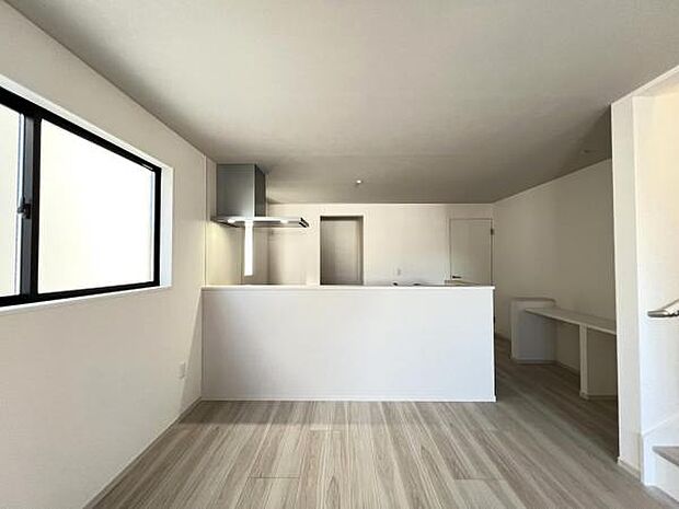 お食事中もキッチンと会話が楽しめるダイニングスペース。