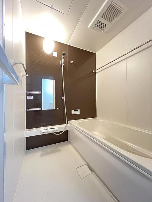 お洗濯にも重宝する浴室乾燥機付き。寒い時期もいつも温かいお湯に浸かれる追い焚き機能付きです。