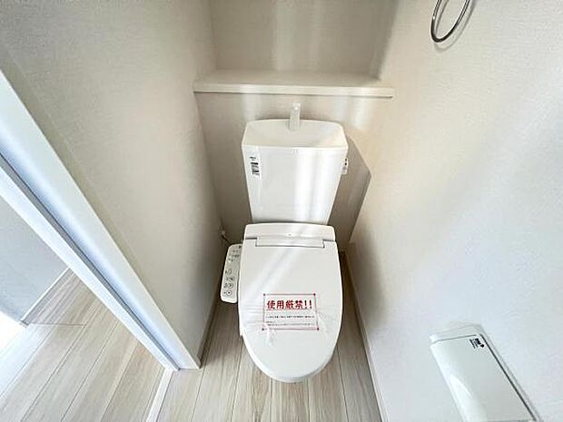 シャワー洗浄機能付のトイレは、清潔感が印象的な空間ですね。
