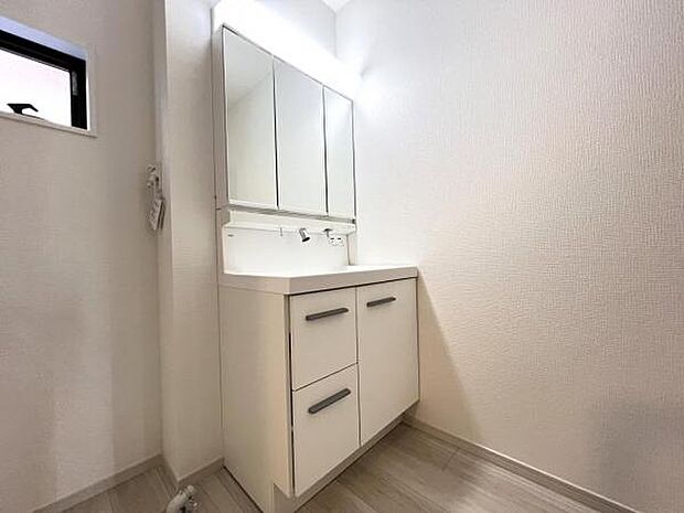 洗面化粧台です。朝の身支度から1日が始まります。