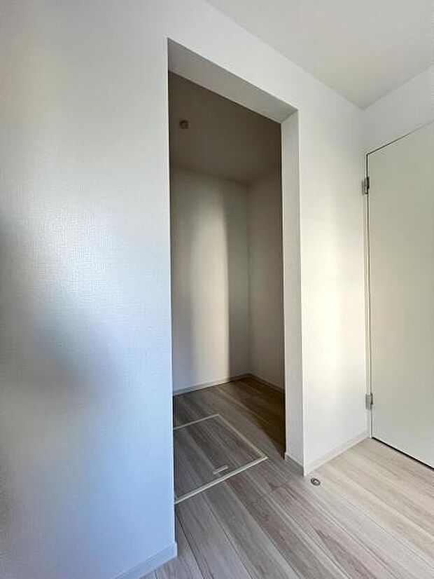 ウォークインクローゼットがあり収納スペースも豊富。季節物もスッキリ片付きそうです。