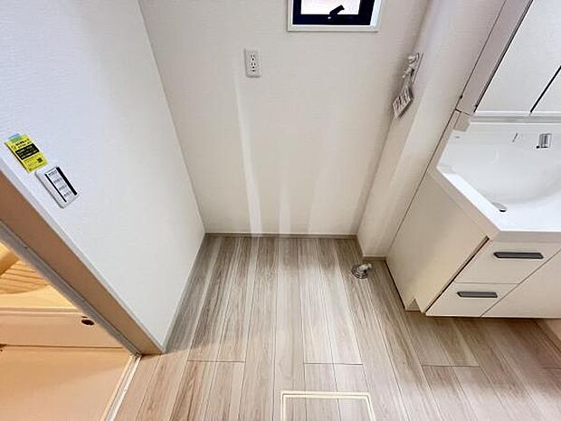 独立洗面台の横にはランドリースペースがございます。