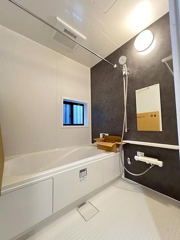 お洗濯にも重宝する浴室乾燥機付き。寒い時期もいつも温かいお湯に浸かれる追い焚き機能付きです。