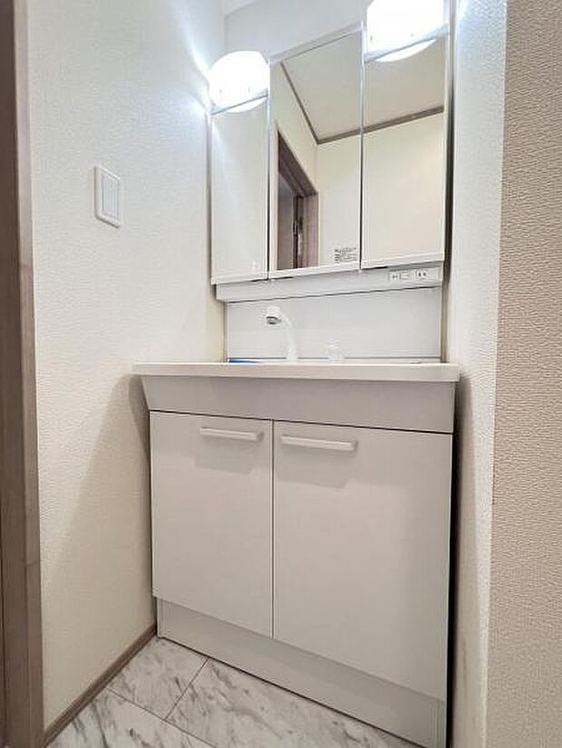 洗面化粧台です。朝の身支度から1日が始まります。