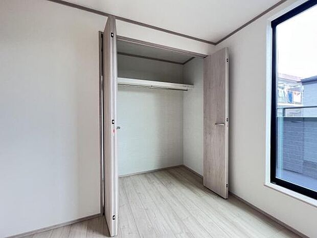 いつでもお部屋をスッキリお使い頂ける収納スペースを設置。