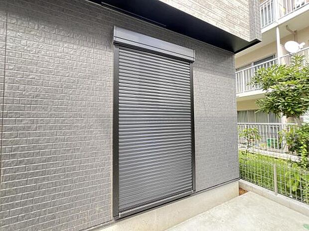 雨戸シャッター付きで、防災・防犯に心強いですね。