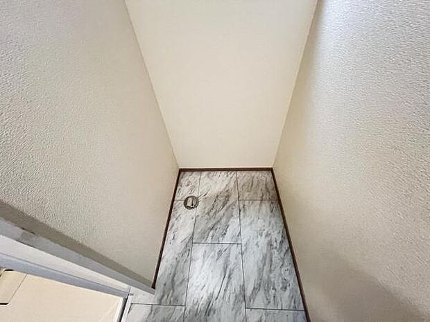 独立洗面台の横にはランドリースペースがございます。