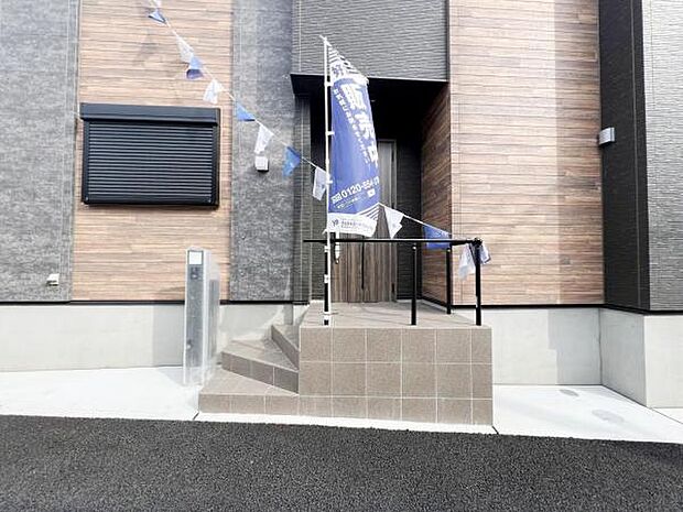 綺麗で明るい玄関でお客様をお迎えいただけます。