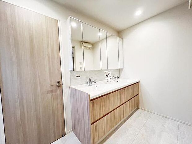 洗面化粧台です。朝の身支度から1日が始まります。