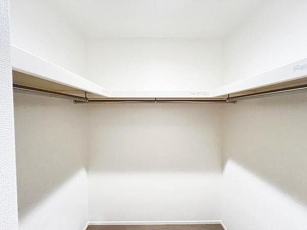 ウォークインクローゼットがあり収納スペースも豊富。季節物もスッキリ片付きそうです。