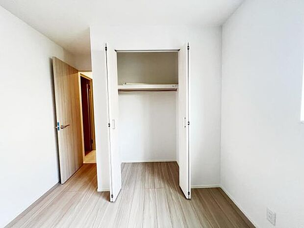 いつでもお部屋をスッキリお使い頂ける収納スペースを設置。