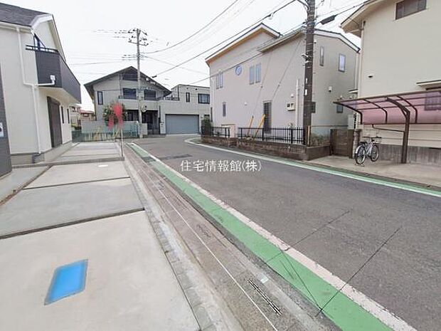 前面道路を含めた現地写真です。