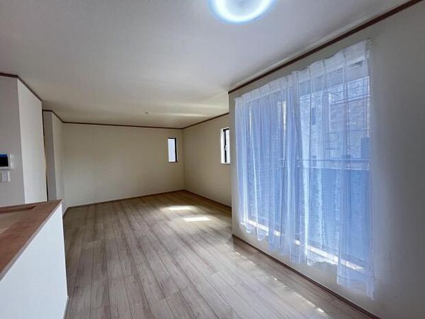 お食事中もキッチンと会話が楽しめるダイニングスペース。