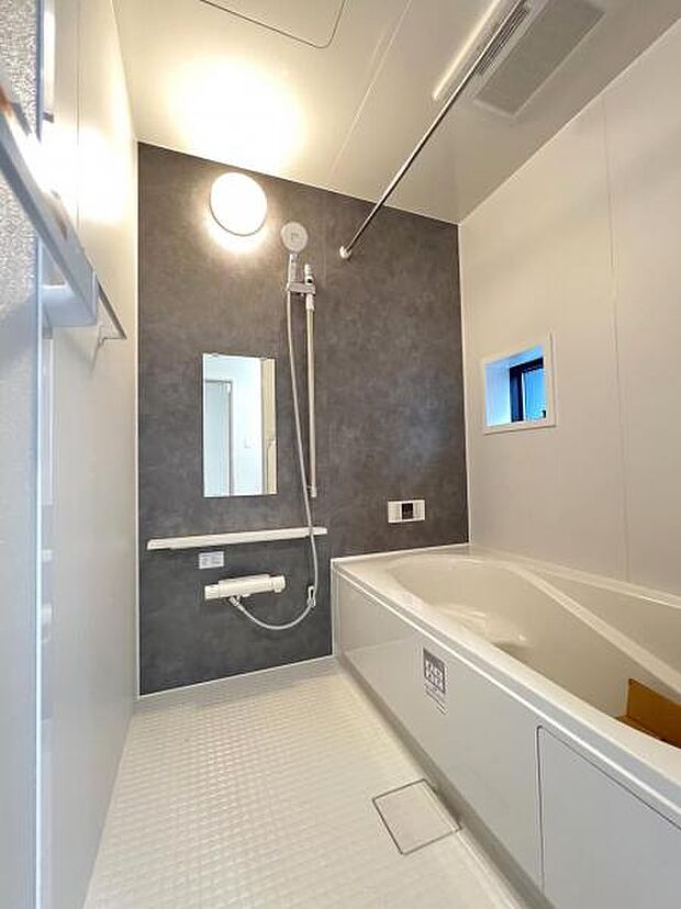 お洗濯にも重宝する浴室乾燥機付き。寒い時期もいつも温かいお湯に浸かれる追い焚き機能付きです。