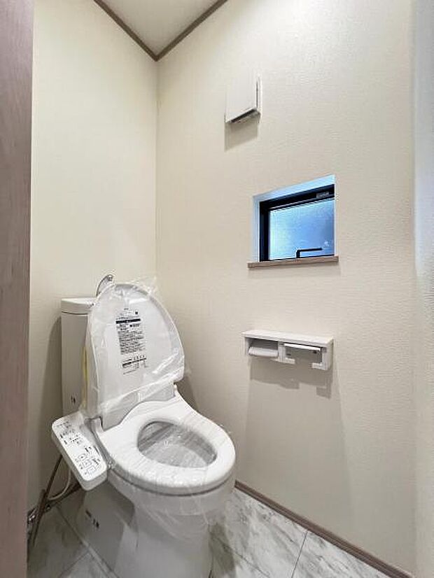 シャワー洗浄機能付のトイレは、清潔感が印象的な空間ですね。