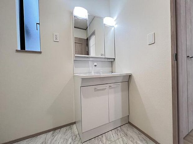 洗面化粧台です。朝の身支度から1日が始まります。