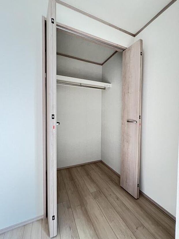 いつでもお部屋をスッキリお使い頂ける収納スペースを設置。