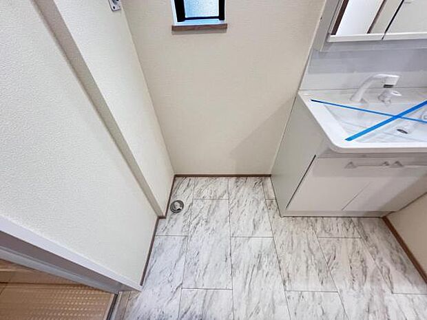 独立洗面台の横にはランドリースペースがございます。