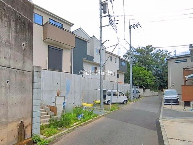 前面道路を含めた現地写真です。