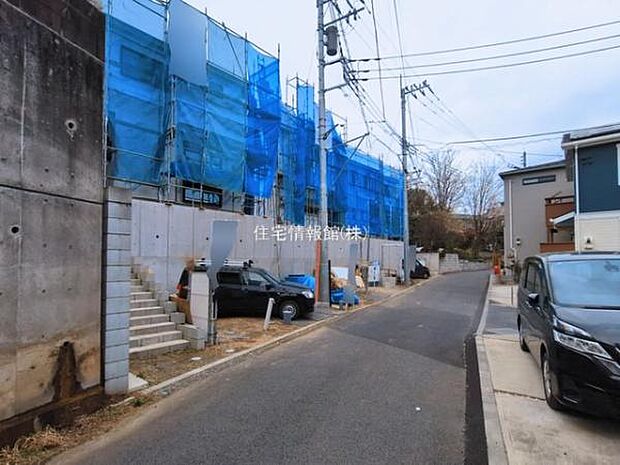 前面道路を含めた現地写真です。