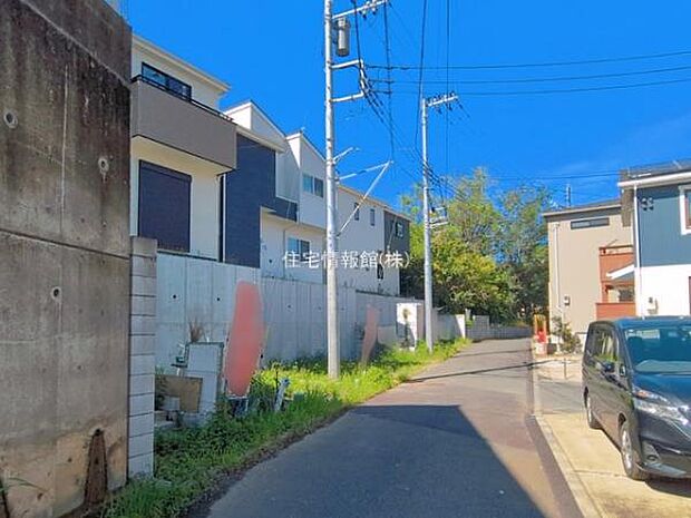 前面道路を含めた現地写真です。